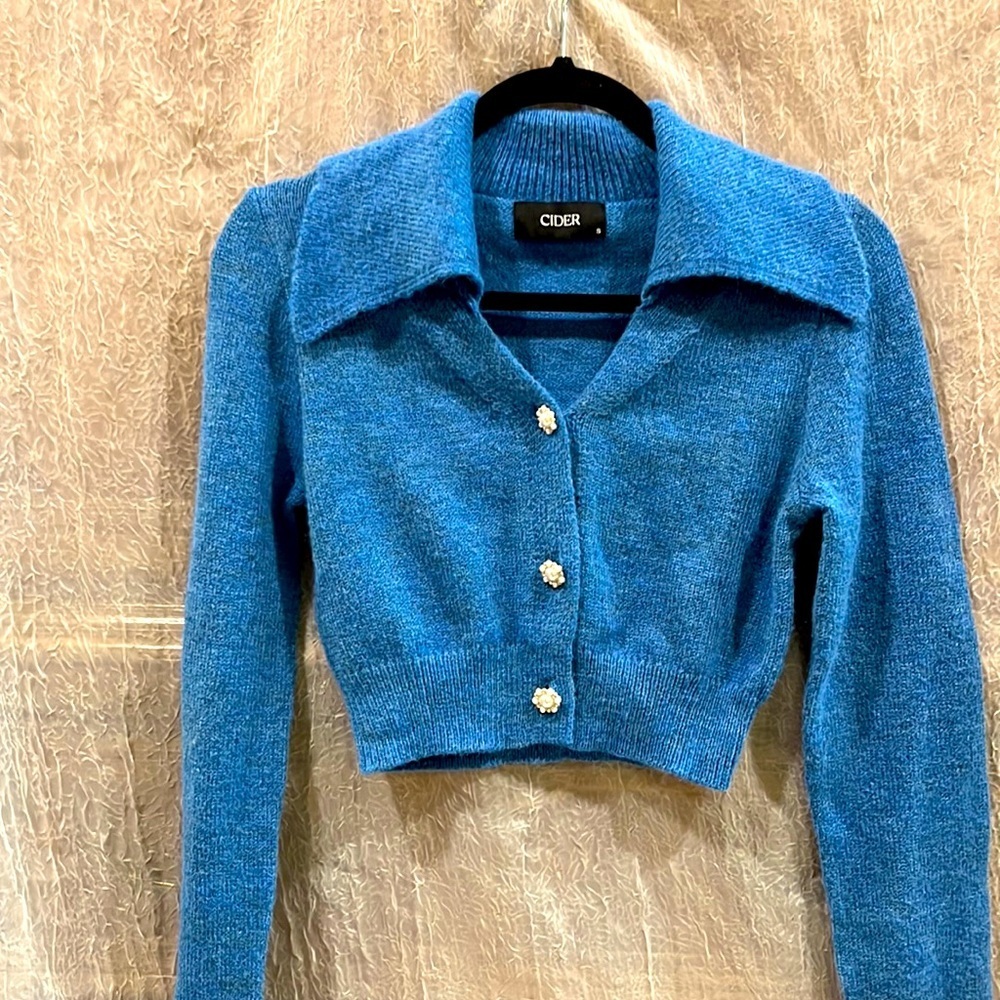 Cider cropped dramatic collar sweater . Beautiful buttons size small